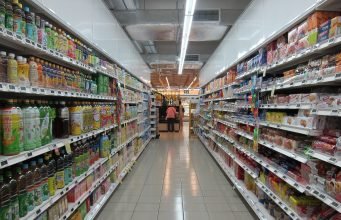 퍼주기의 결과로 돌아 온 인플레의 저주 grocery store